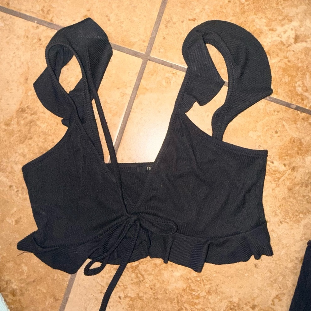 FOREVER 21 - Black Women's Crop Top